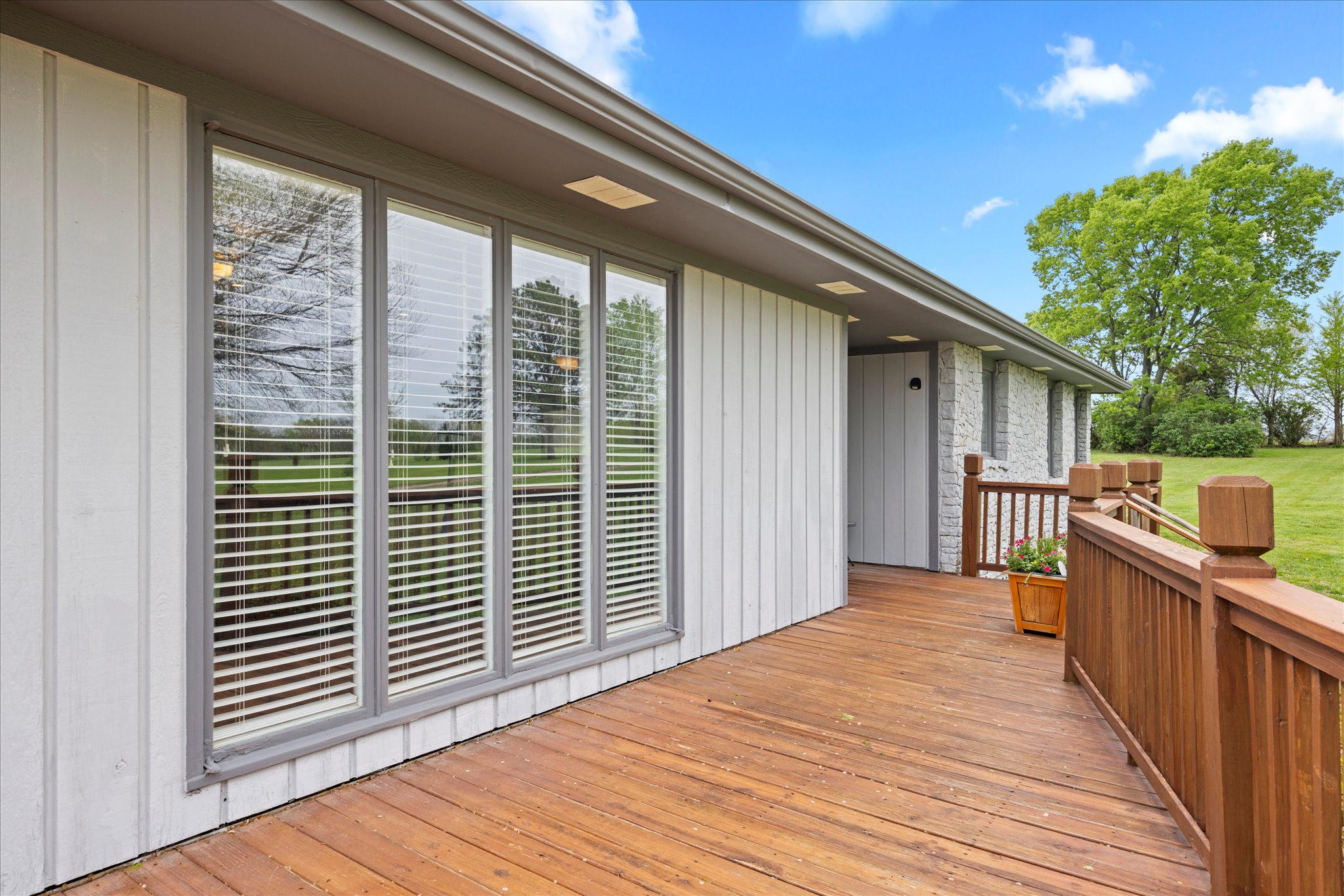 04-Front Deck View