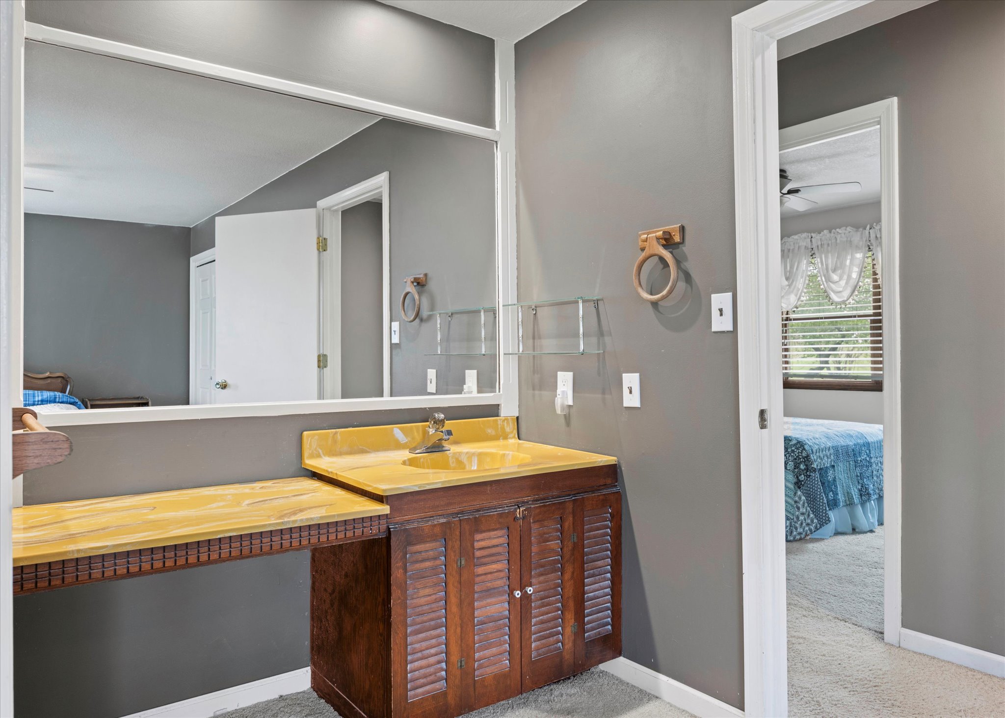 15-Primary Bedroom Vanity Area